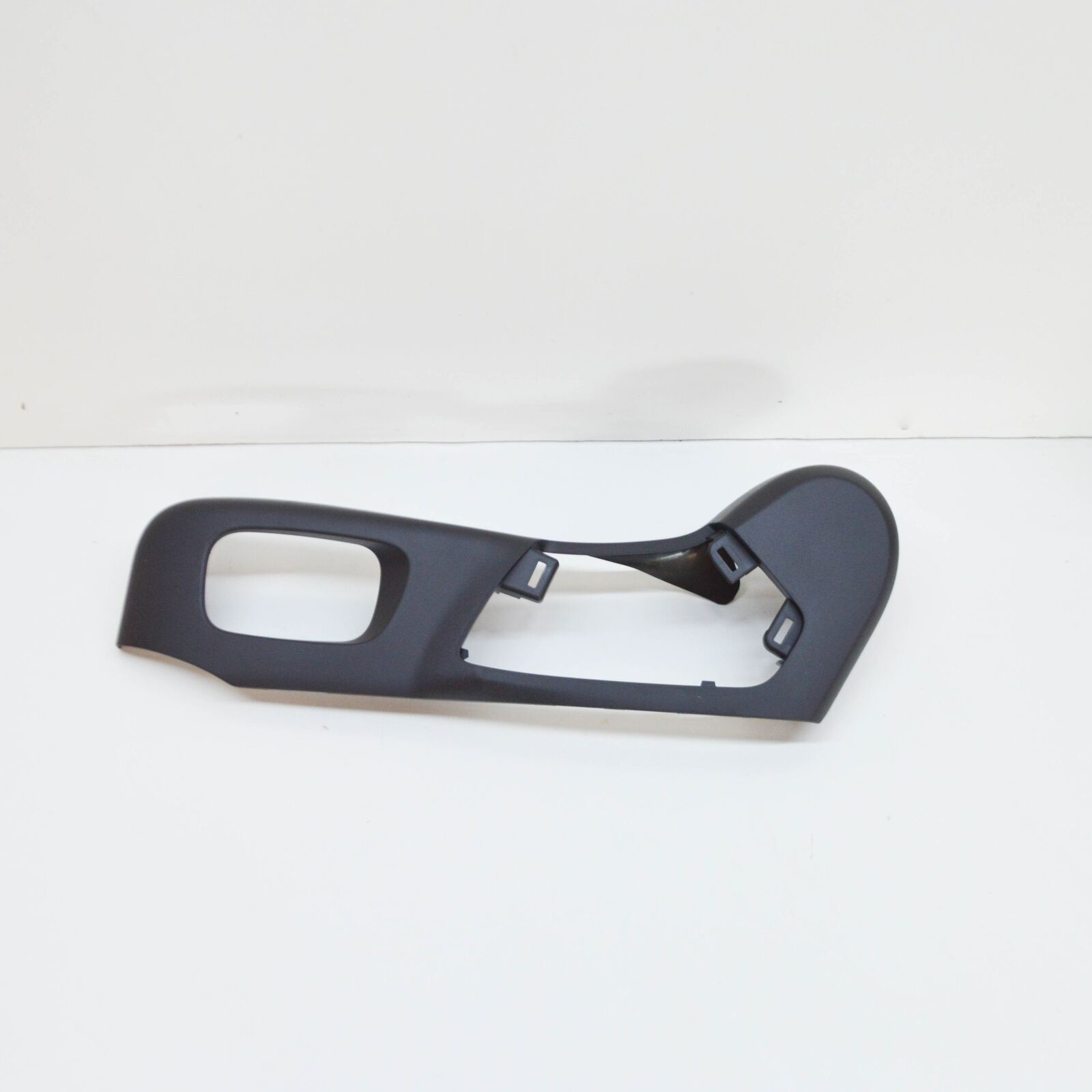 LR DISCOVERY V L462 Front Seat Left Outer Cushion Valance LR161678 ORIGINAL 2 LR DISCOVERY V L462 Front Seat Left Outer Cushion Valance LR161678 ORIGINAL - Image 2