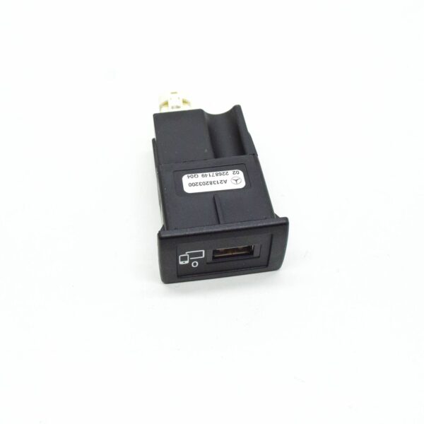 MERCEDES-BENZ E W213 USB Port Connecting Unit A2138203200 ORIGINAL - Image 2