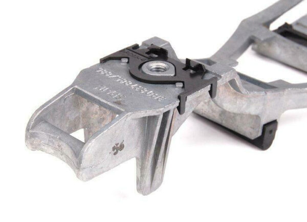 AUDI TT 8N Front Right Door Lock Mounting Bar 3B0837886K ORIGINAL - Image 2