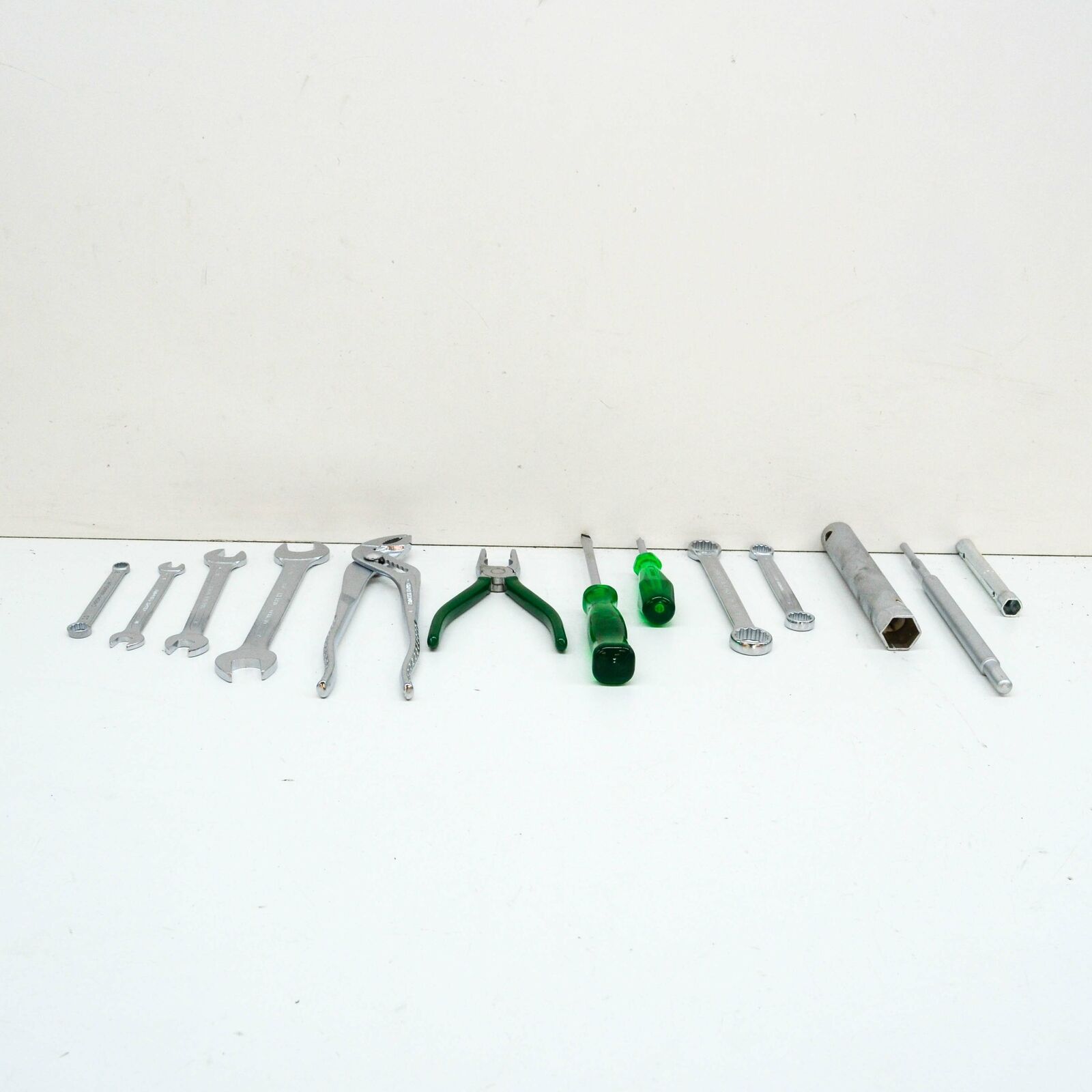 NEW BMW 3 E30 TOOL KIT 71111115329 1115329 1 NEW BMW 3 E30 TOOL KIT 71111115329 1115329