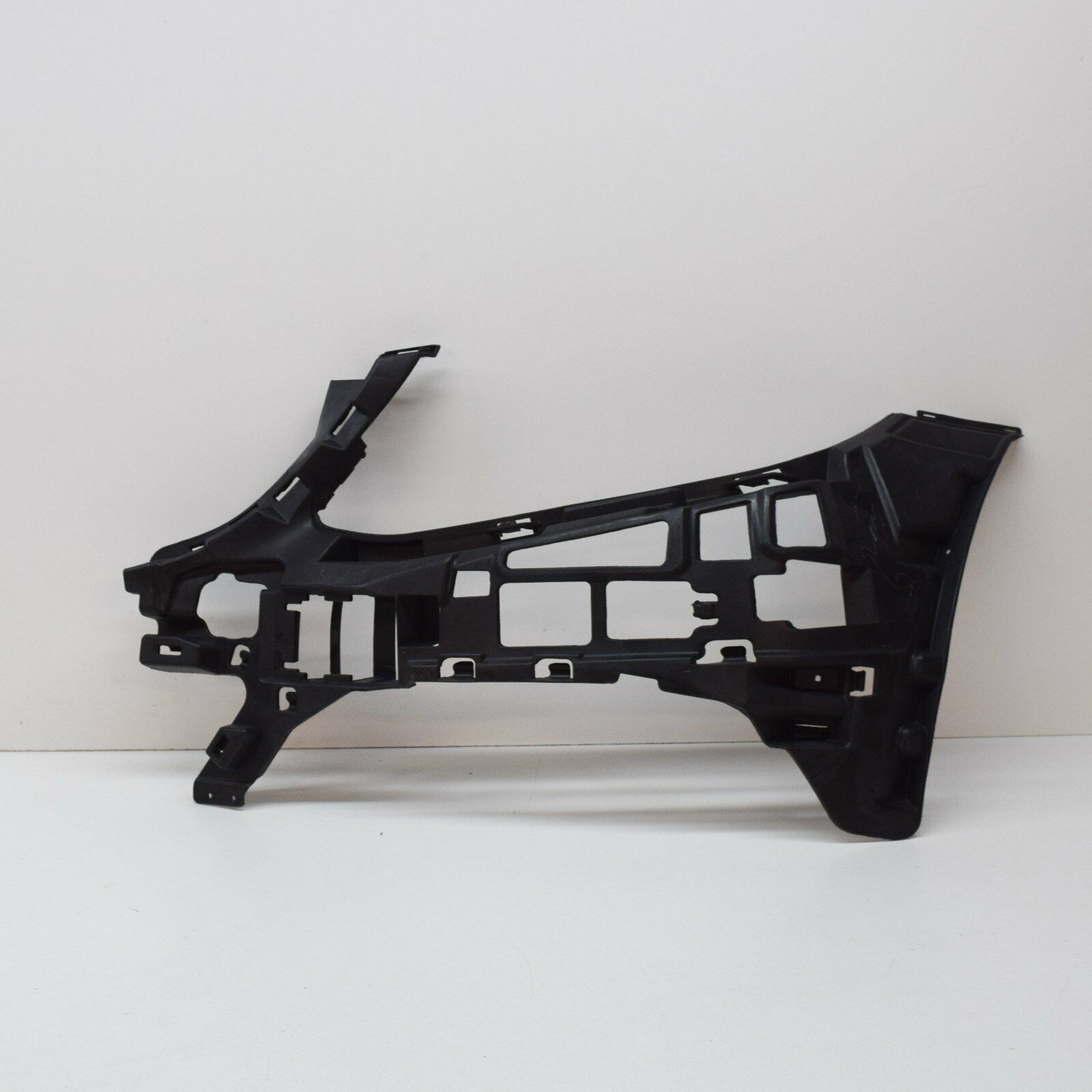 NEW MERCEDES-BENZ C-CLASS W205 FRONT BUMPER LEFT BRACKET A2058850765 ORIGINAL 1 NEW MERCEDES-BENZ C-CLASS W205 FRONT BUMPER LEFT BRACKET A2058850765 ORIGINAL