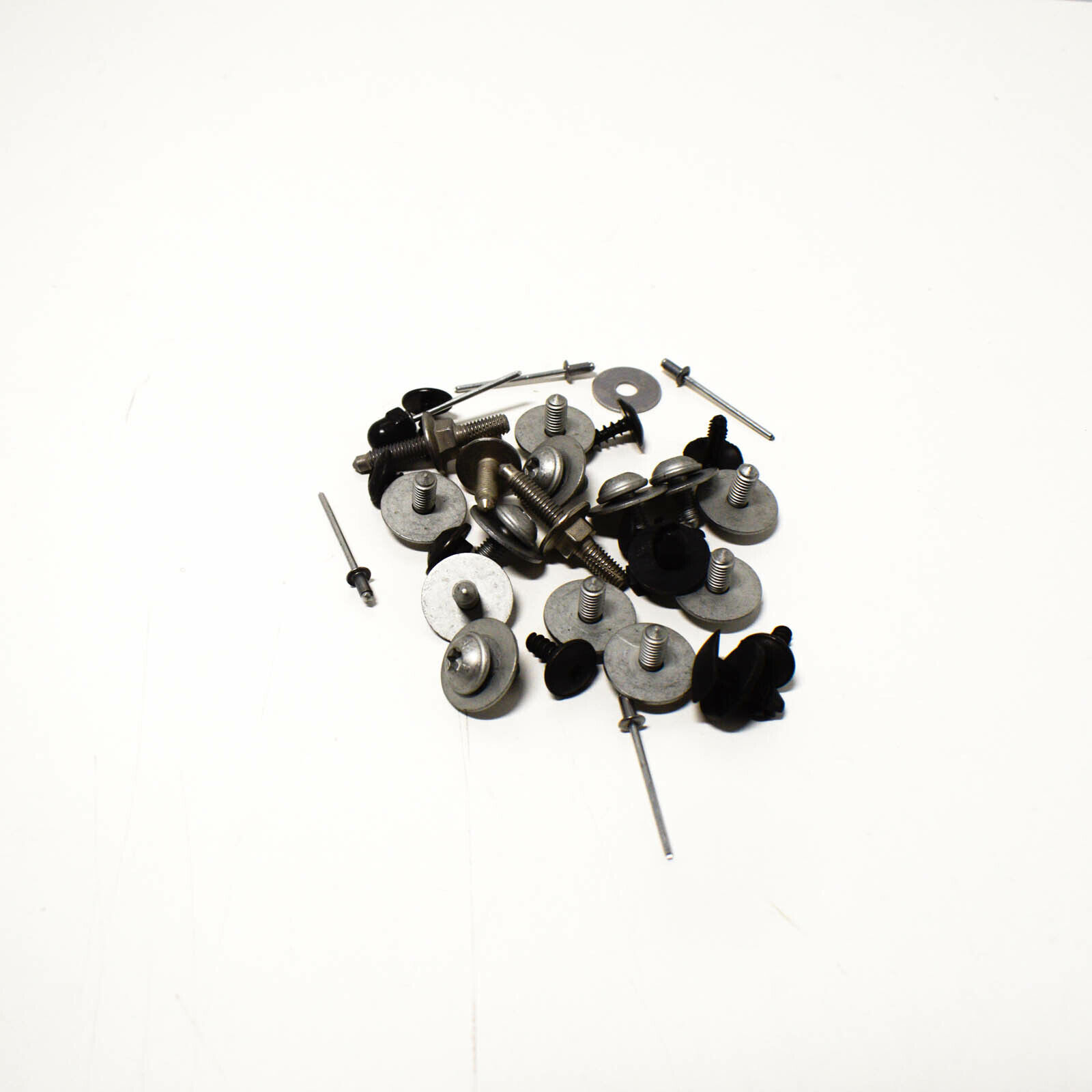 NEW AUDI A5 8W6 FRONT FENDER HARDWARE KIT 8W6098625 ORIGINAL 1 NEW AUDI A5 8W6 FRONT FENDER HARDWARE KIT 8W6098625 ORIGINAL