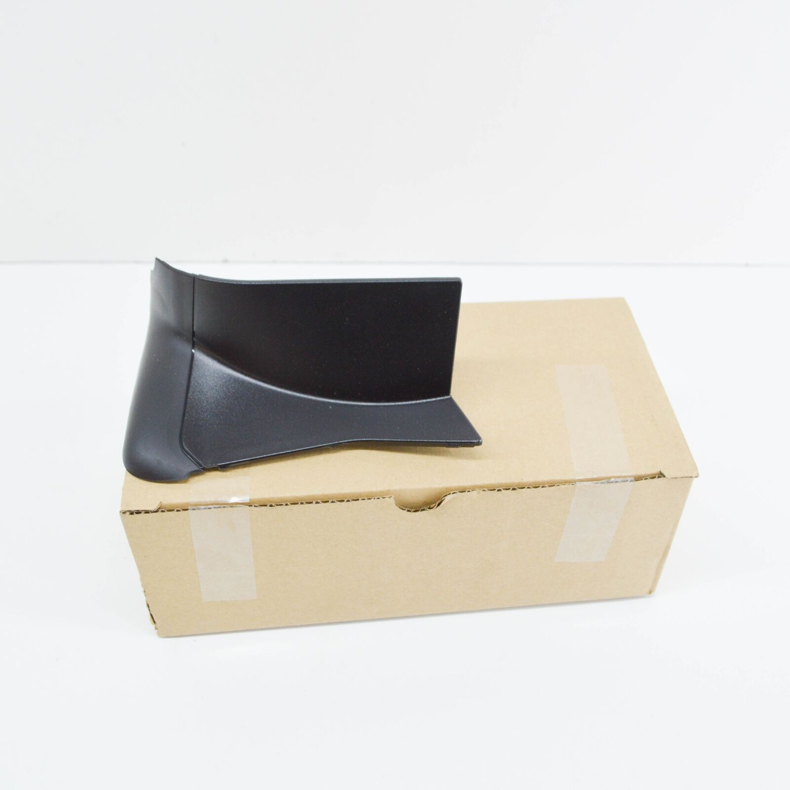 NEW AUDI A5 8W6 REAR LEFT OUTER TAIL LIGHT TRIM 8W8945253 ORIGINAL 1 NEW AUDI A5 8W6 REAR LEFT OUTER TAIL LIGHT TRIM 8W8945253 ORIGINAL