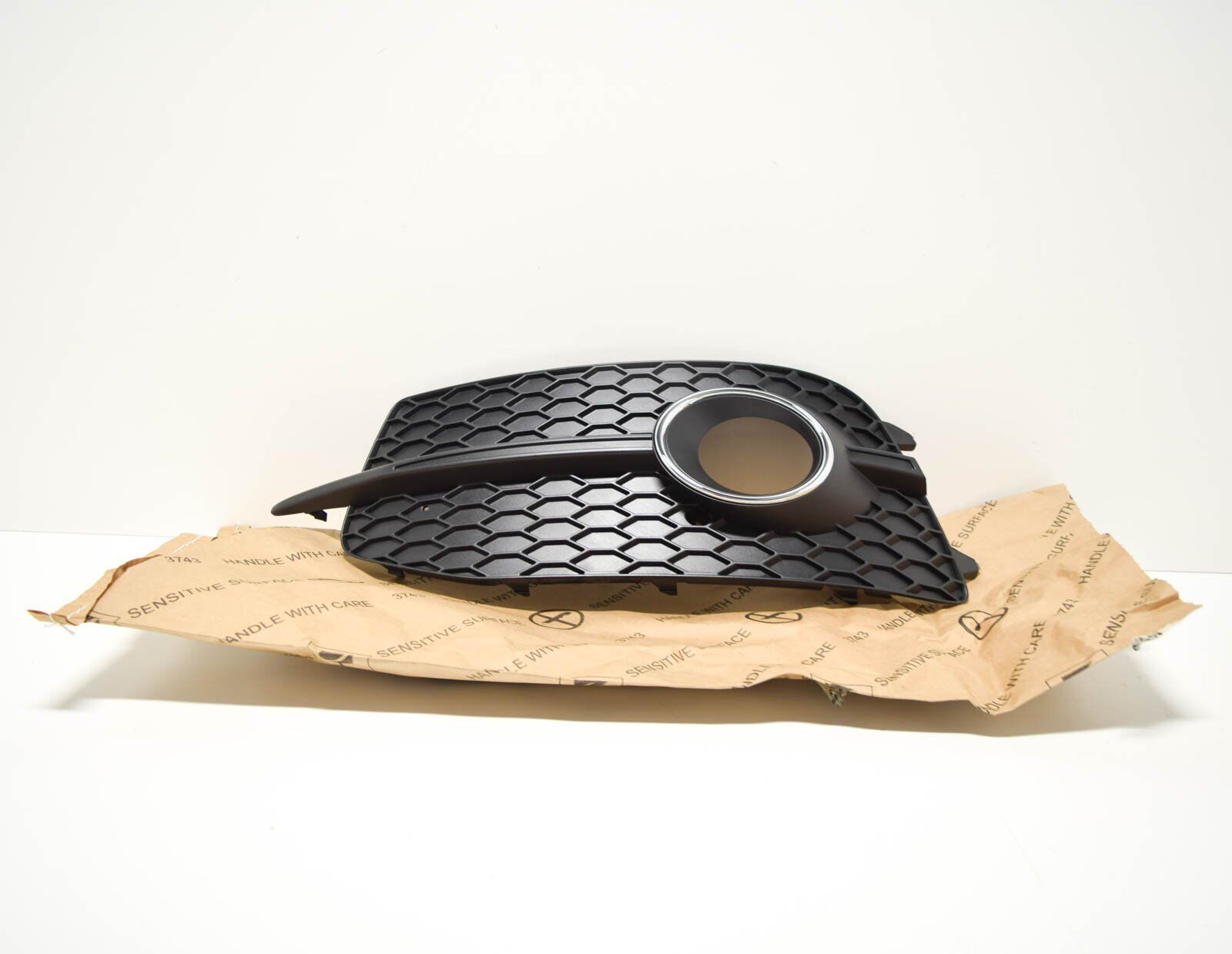 NEW AUDI Q3 8U LEFT FOG LIGHT GRILLE 8U0807681DSP9 8U0807681D 1 NEW AUDI Q3 8U LEFT FOG LIGHT GRILLE 8U0807681DSP9 8U0807681D