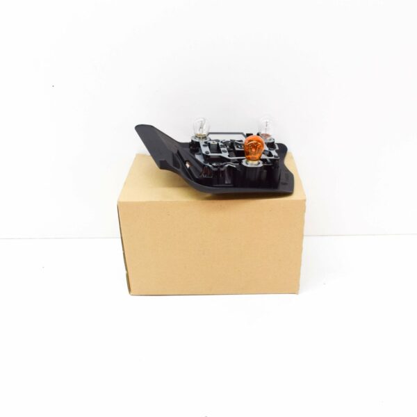 NEW BMW 3 E46 LEFT TAIL LIGHT BULB SOCKET 63218383827 8383827