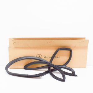 NEW MERCEDES-BENZ C-CLASS W203 FRONT LEFT DOOR SEAL A2037202178 ORIGINAL