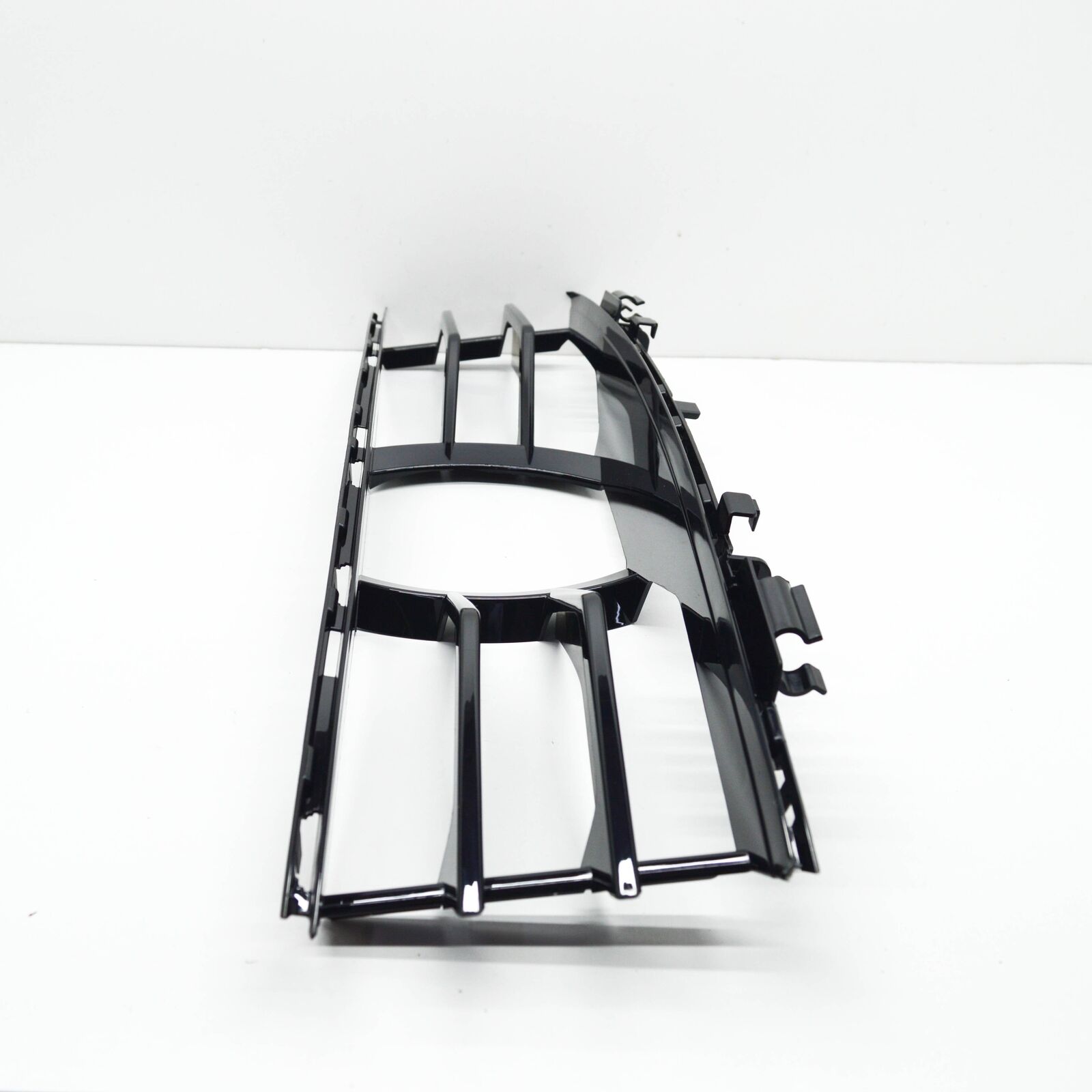 NEW BMW M8 GRAN COUPE G16 FRONT AIR INLET MIDDLE GRILLE 51117444268 ORIGINAL 2 NEW BMW M8 GRAN COUPE G16 FRONT AIR INLET MIDDLE GRILLE 51117444268 ORIGINAL - Image 2