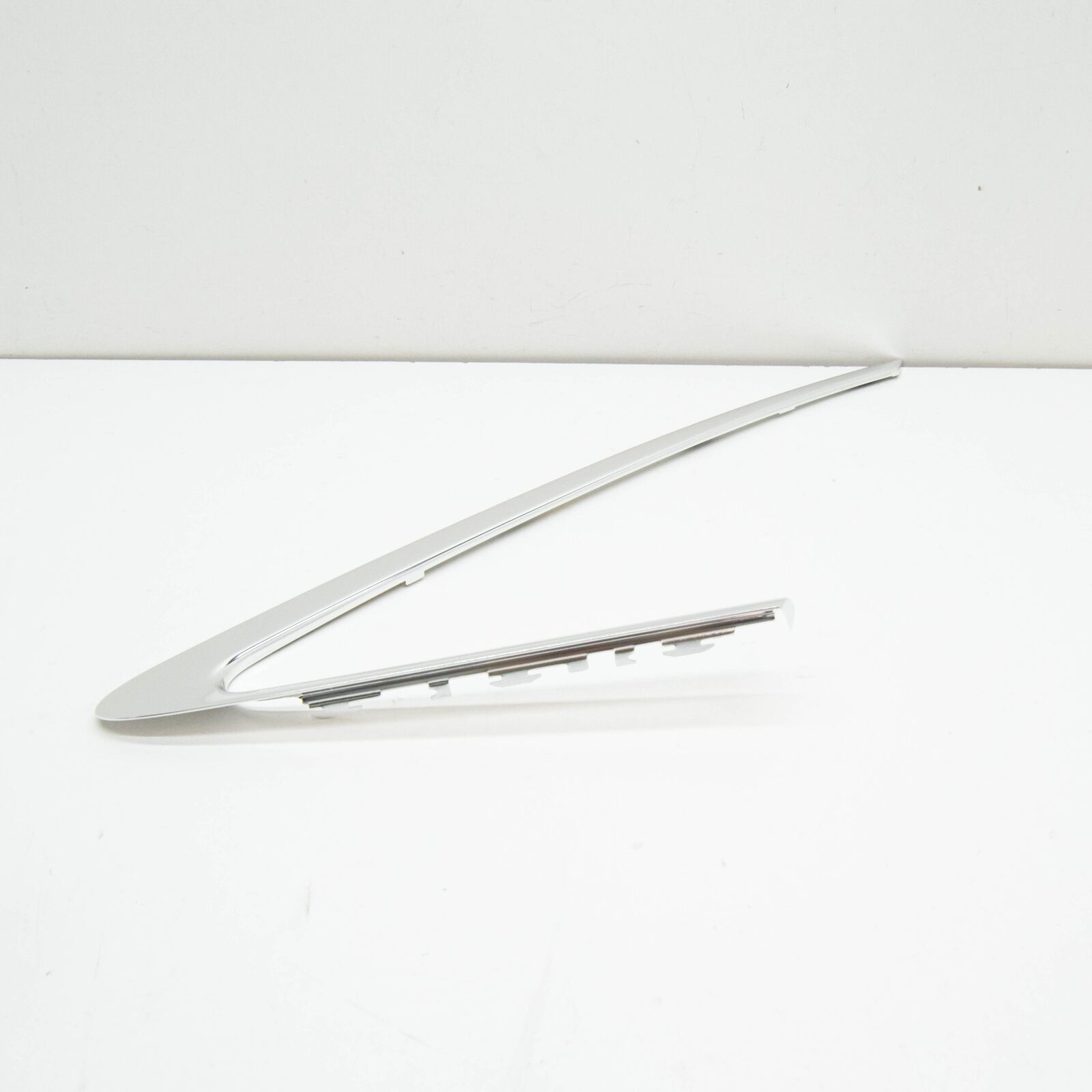 NEW AUDI A4 B9 REAR RIGHT SIDE WINDOW TRIM STRIP 8W58533462ZZ ORIGINAL 2 NEW AUDI A4 B9 REAR RIGHT SIDE WINDOW TRIM STRIP 8W58533462ZZ ORIGINAL - Image 2