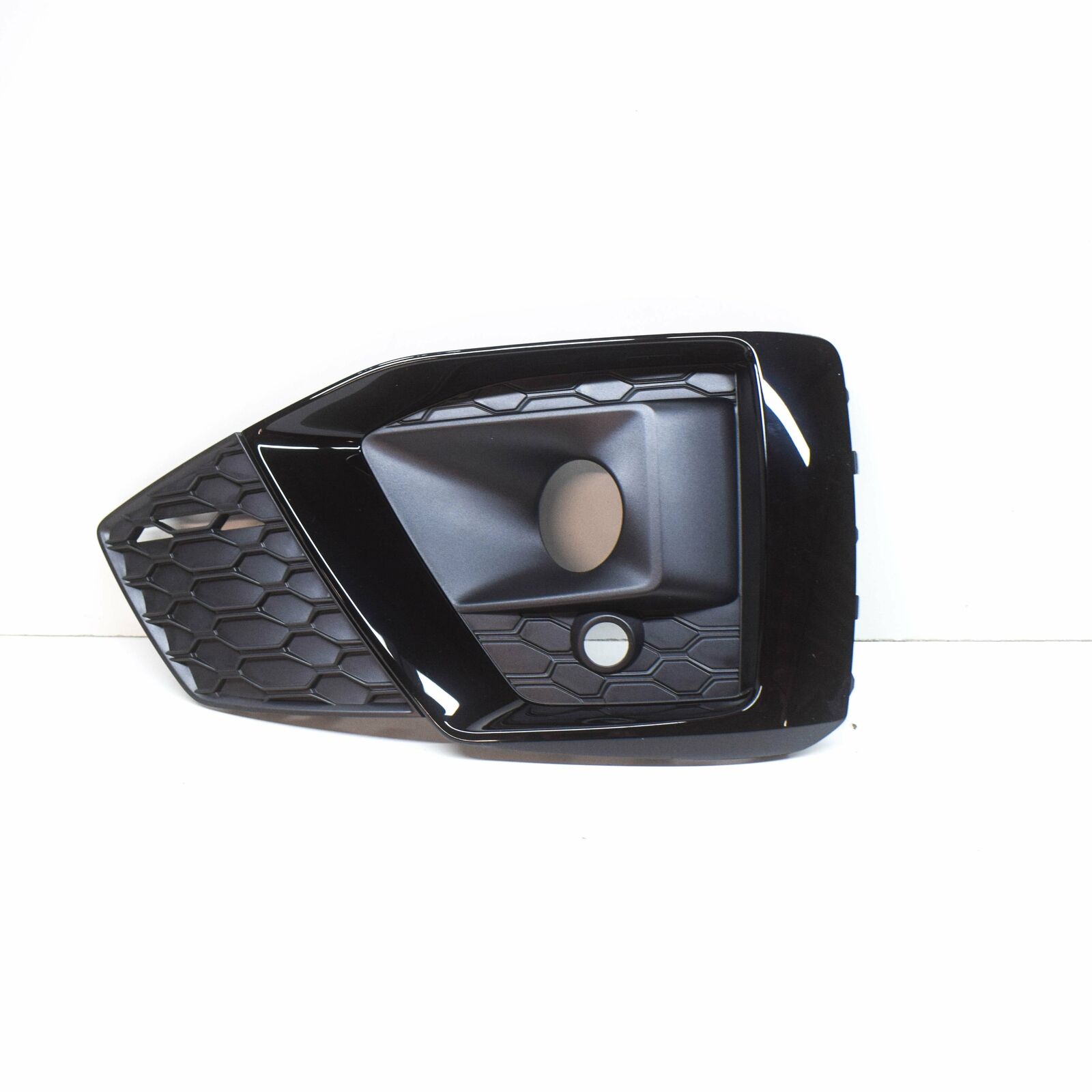 NEW AUDI A5 CONVERTIBLE 8W6 FRONT BUMPER RIGHT SIDE GRILLE 8W6807682TT94 2 NEW AUDI A5 CONVERTIBLE 8W6 FRONT BUMPER RIGHT SIDE GRILLE 8W6807682TT94 - Image 2