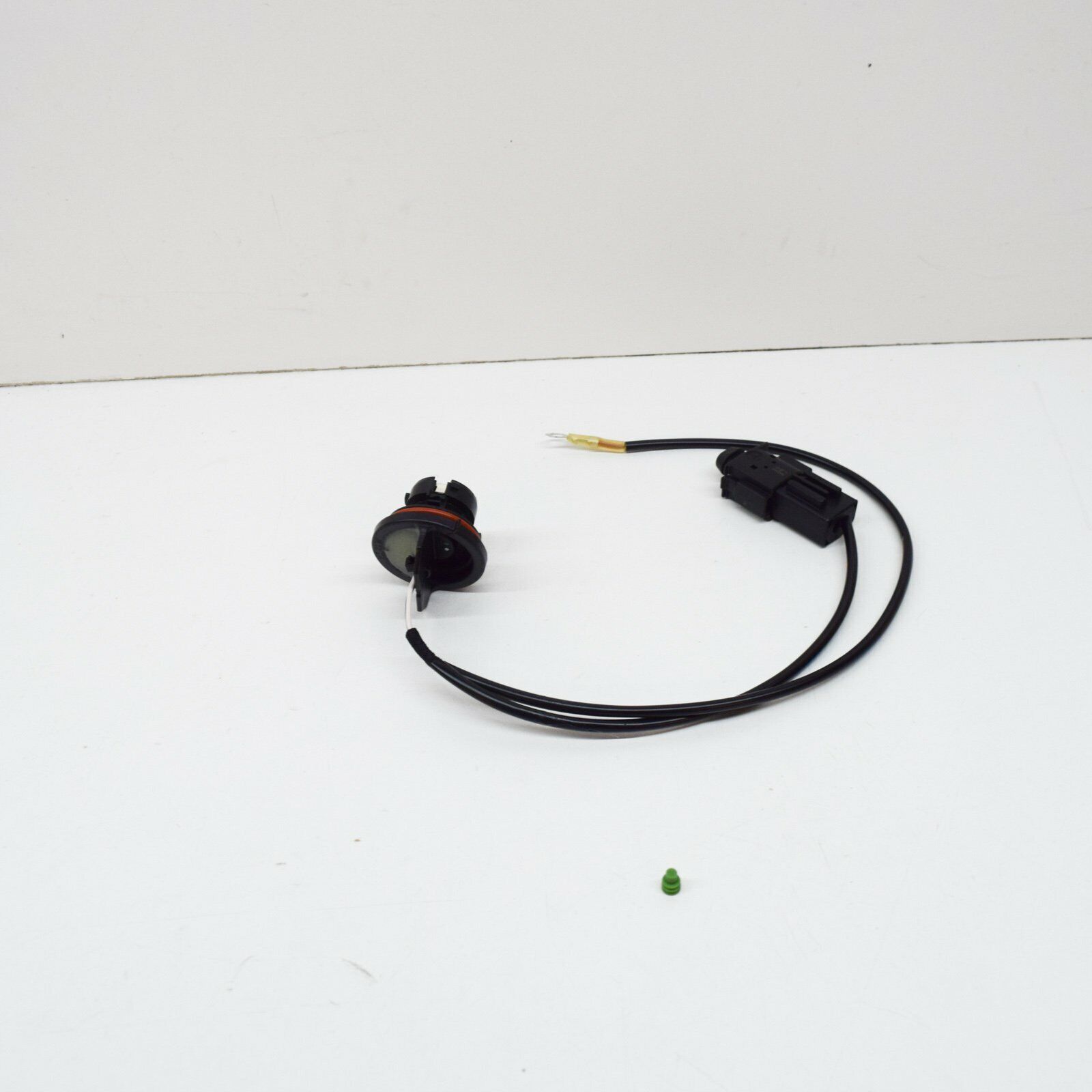NEW MERCEDES-BENZ C-CLASS W203 FRONT INDICATOR BULB HOLDER A2038260182 2 NEW MERCEDES-BENZ C-CLASS W203 FRONT INDICATOR BULB HOLDER A2038260182 - Image 2