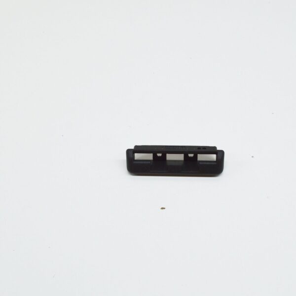 NEW AUDI A4 B8 REAR LEFT ROLLER SUNBLIND SUSPENSION LUG 8K5861789A4PK ORIGINAL - Image 2