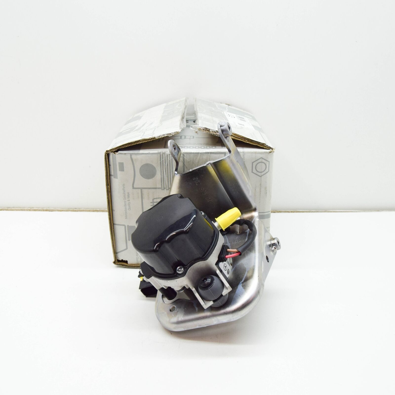 NEW MERCEDES-BENZ C W205 VACUUM PUMP A0004306132 2013 ORIGINAL 2 NEW MERCEDES-BENZ C W205 VACUUM PUMP A0004306132 2013 ORIGINAL - Image 2