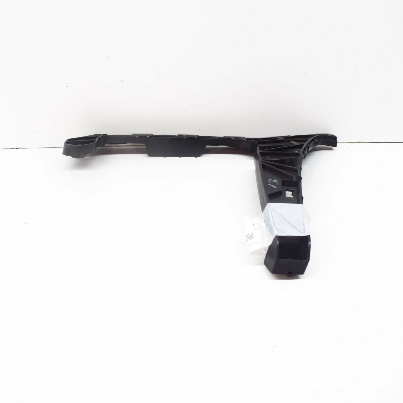 NEW AUDI A4 B9 REAR BUMPER RIGHT GUIDE SECTION 8W5807454 ORIGINAL 2 NEW AUDI A4 B9 REAR BUMPER RIGHT GUIDE SECTION 8W5807454 ORIGINAL - Image 2