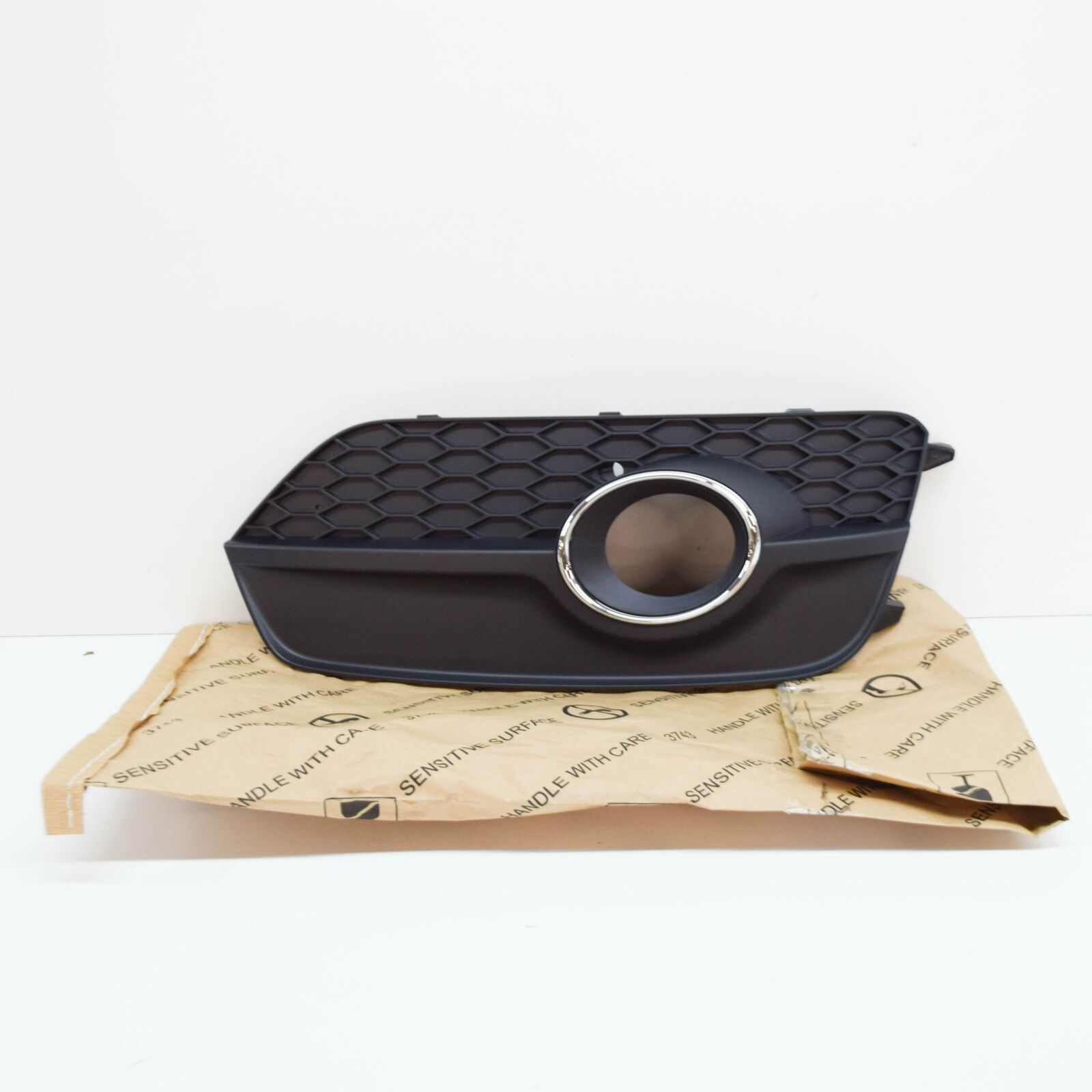 NEW AUDI Q3 8U FRONT BUMPER RIGHT FOG LIGHT GRILLE 8U0807682ESP9 2 NEW AUDI Q3 8U FRONT BUMPER RIGHT FOG LIGHT GRILLE 8U0807682ESP9 - Image 2