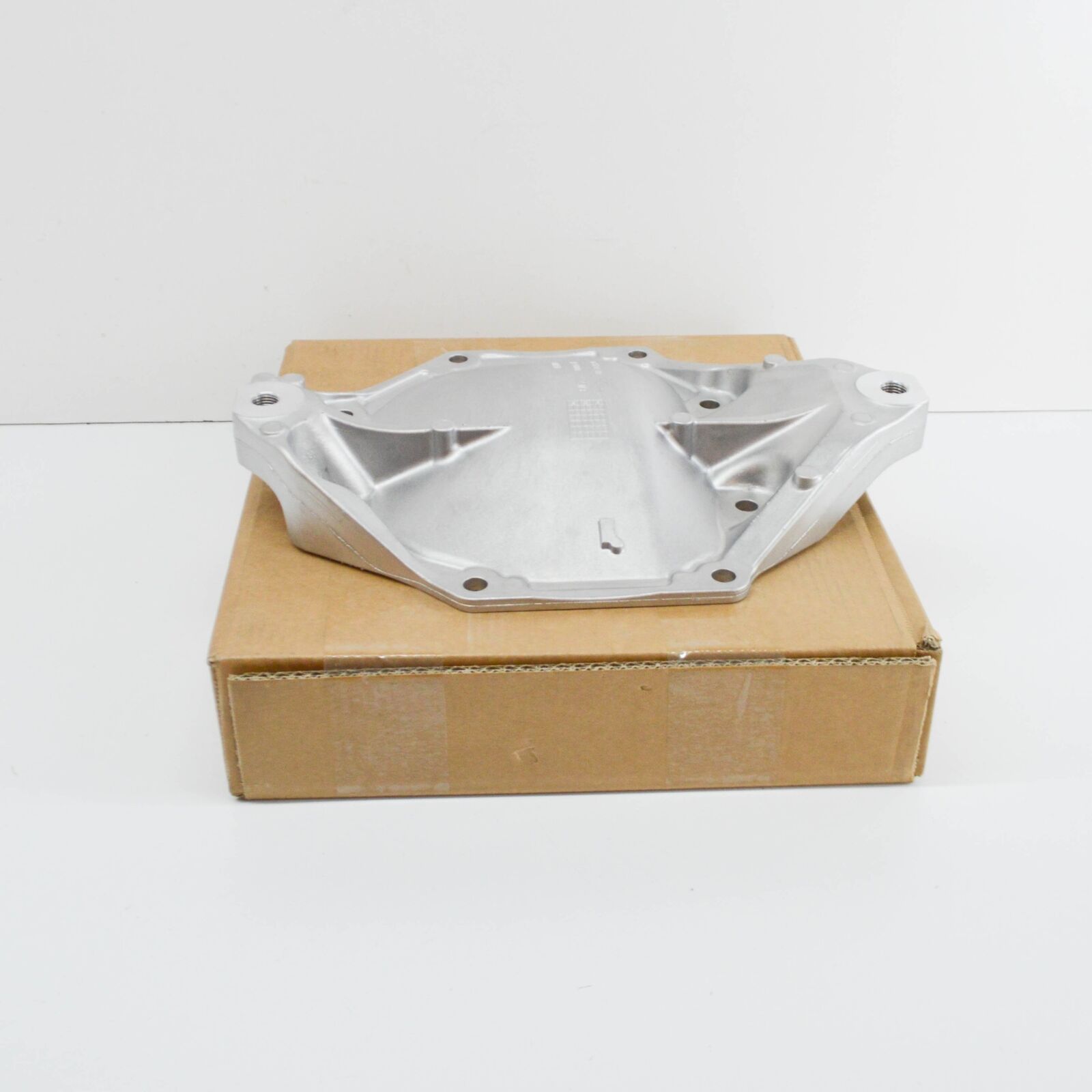 NEW MERCEDES-BENZ CLS C257 REAR AXLE DIFFERENTIAL END COVER A2053510400 ORIGINAL 2 NEW MERCEDES-BENZ CLS C257 REAR AXLE DIFFERENTIAL END COVER A2053510400 ORIGINAL - Image 2