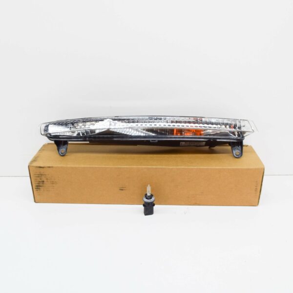 NEW AUDI Q7 4L FRONT BUMPER RIGHT TURN SIGNAL 4L0953042 - Image 2