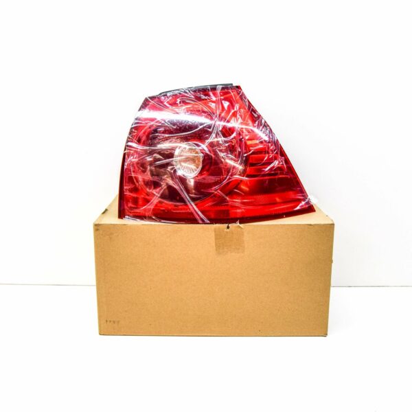 NEW VOLKSWAGEN GOLF MK5 REAR RIGHT OUTER TAIL LIGHT 1K6945096AA - Image 2