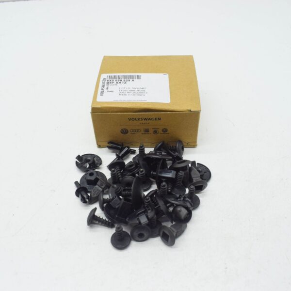 NEW AUDI A1 MK1 WHEEL HOUSING LINER ATTACHEMENT SET 8X0098629A ORIGINAL - Image 2