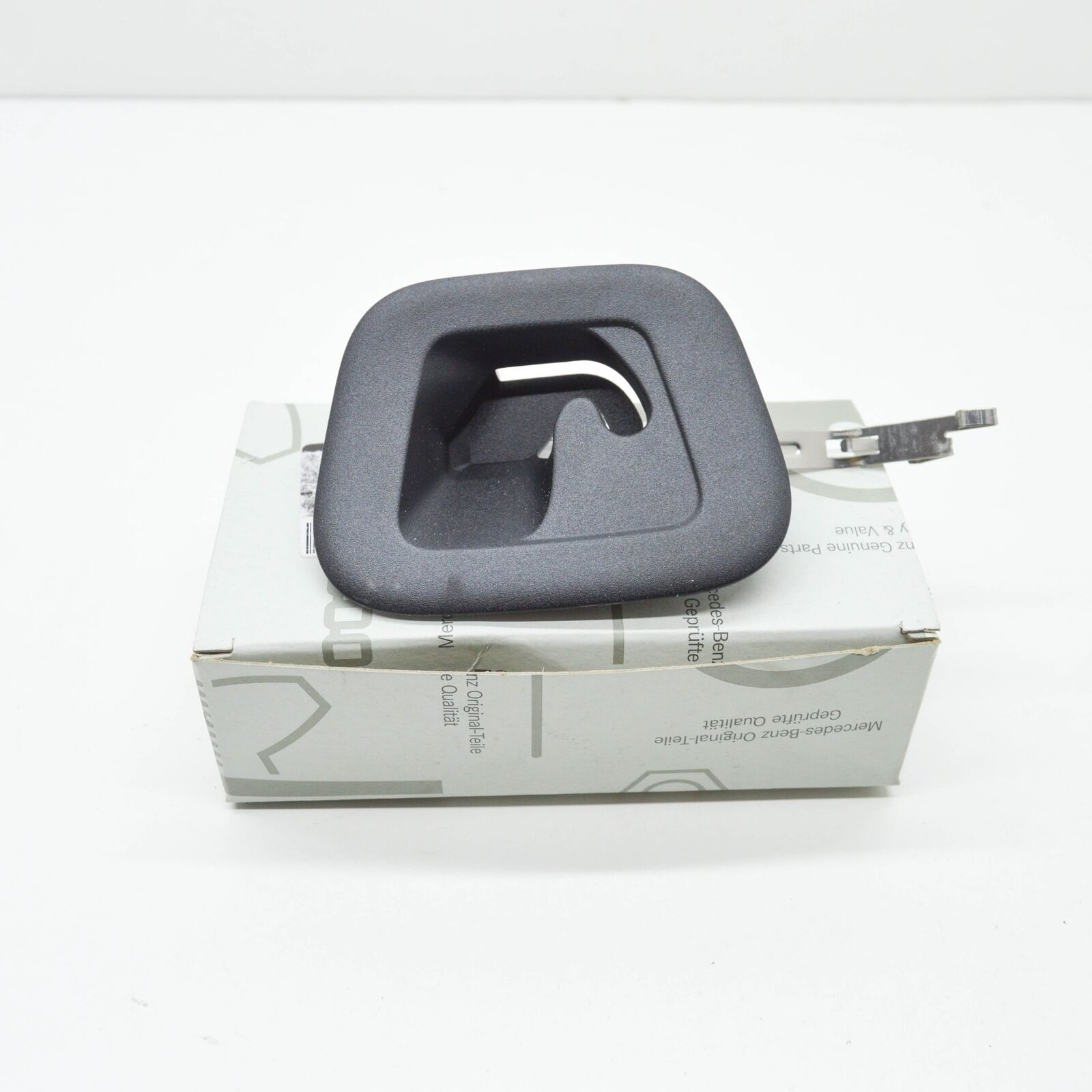 NEW MERCEDES-BENZ C W205 REAR LEFT SEAT FRONT TRIM RING A20569161009051 ORIGINAL 2 NEW MERCEDES-BENZ C W205 REAR LEFT SEAT FRONT TRIM RING A20569161009051 ORIGINAL - Image 2