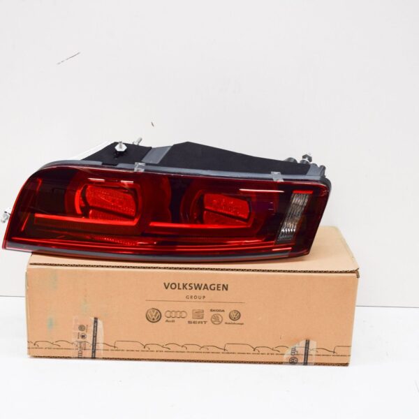 NEW AUDI R8 REAR RIGHT TAILLIGHT 420945096F ORIGINAL - Image 2