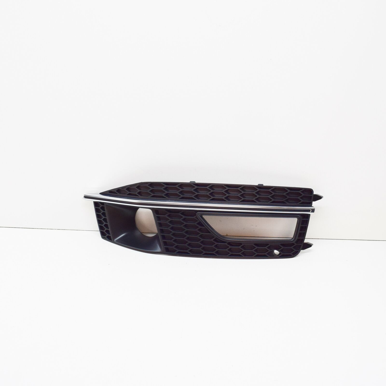 NEW AUDI A4 B8 FRONT BUMPER RIGHT FOG LIGHT GRILLE 8K0807682Q01C 2014 2 NEW AUDI A4 B8 FRONT BUMPER RIGHT FOG LIGHT GRILLE  8K0807682Q01C 2014 - Image 2
