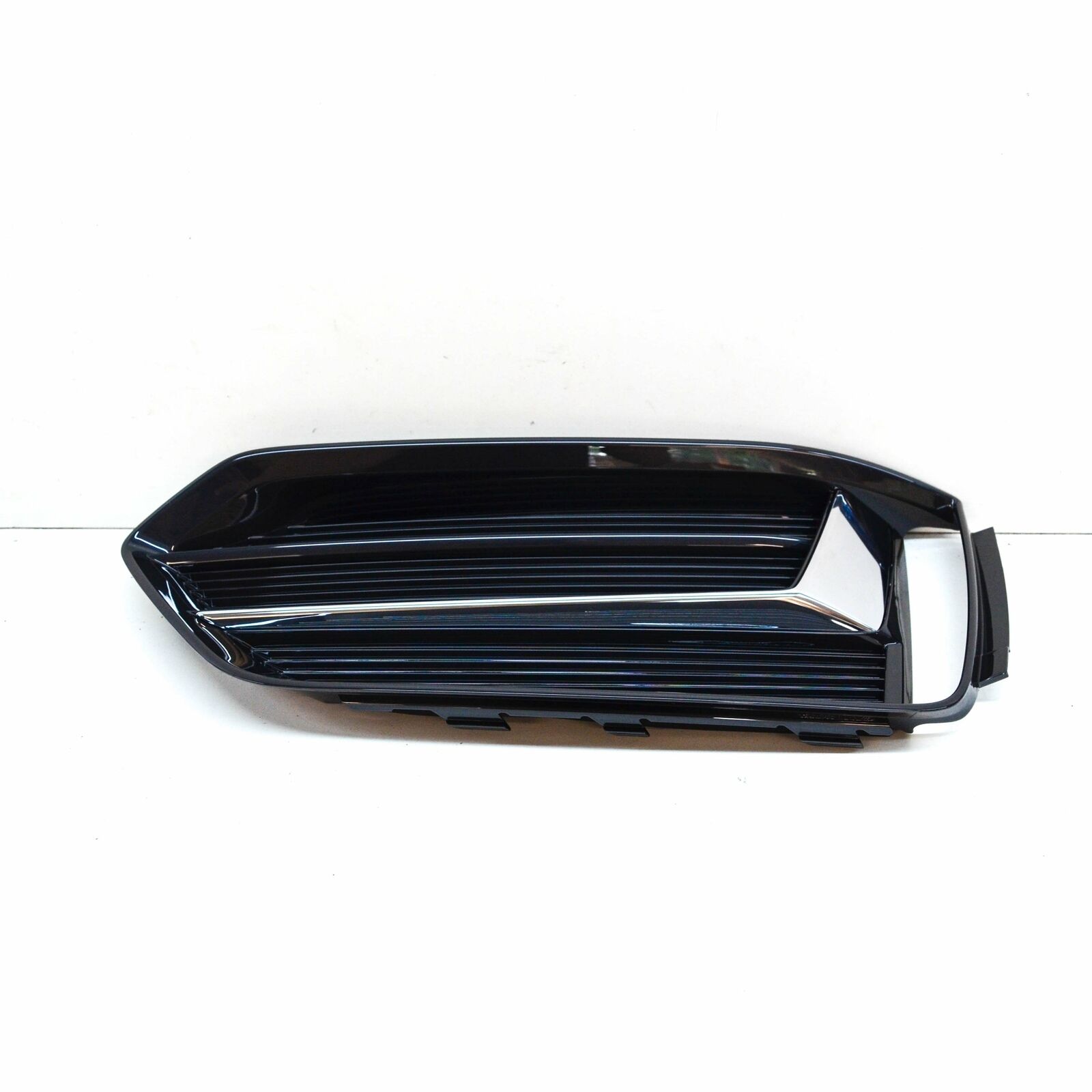 NEW AUDI A5 8W6 S5 FRONT RIGHT BUMPER GRILLE 8W6807682MRN4 2 NEW AUDI A5 8W6 S5 FRONT RIGHT BUMPER GRILLE 8W6807682MRN4 - Image 2