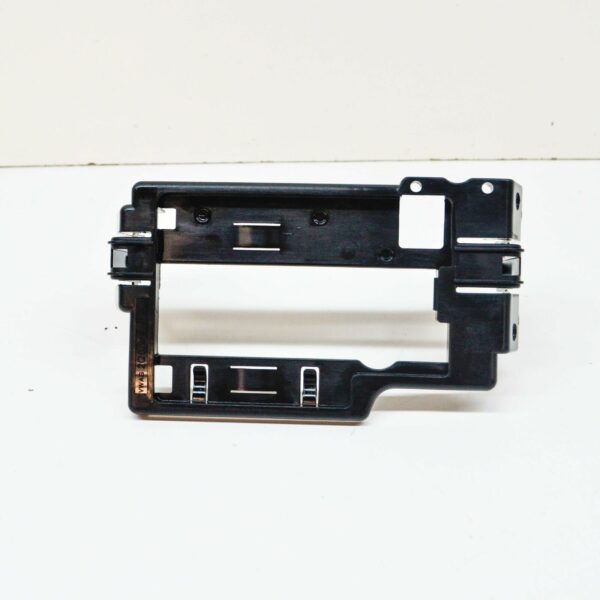 NEW VOLKSWAGEN CA1 ATLAS ENGINE BAY FUSE BOX RETAINER 2Q0915345A ORIGINAL - Image 2