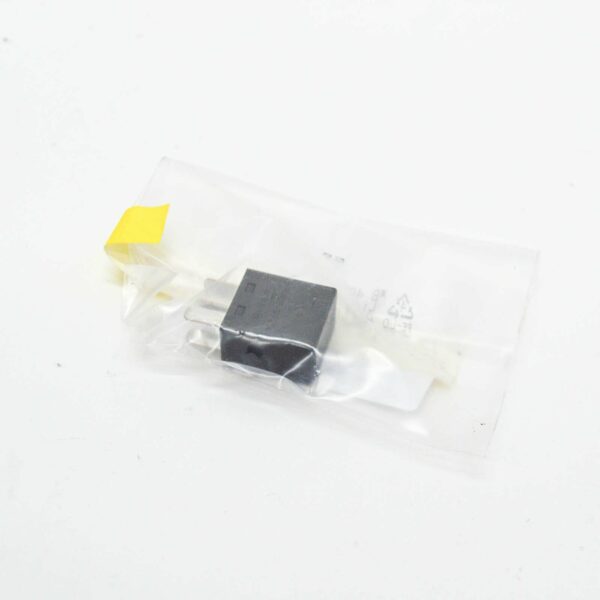 NEW MERCEDES-BENZ GLA X156 SLOT J RELAY A0025429219 ORIGINAL - Image 2