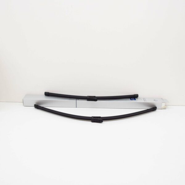 NEW VOLKSWAGEN PASSAT B8 FRONT AERO WIPER BLADE SET LHD 3G1998002 - Image 2