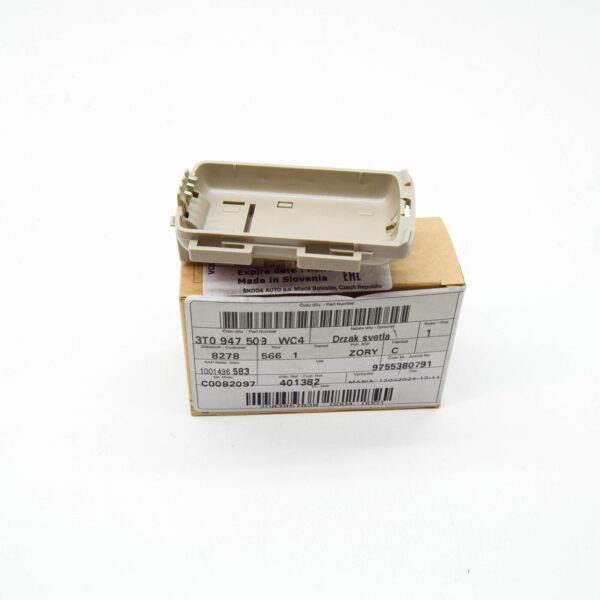 NEW SKODA SUPERB MK3 REAR LIGHT HOLDER 3T0947509WC4 ORIGINAL - Image 2