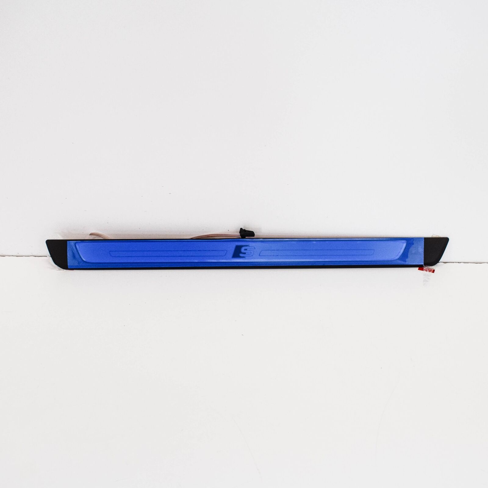 NEW AUDI A4 B9 S-LINE LEFT DOOR SILL COVER ILLUMINATED 8W0947417A9B9 ORIGINAL 2 NEW AUDI A4 B9 S-LINE LEFT DOOR SILL COVER ILLUMINATED 8W0947417A9B9 ORIGINAL - Image 2