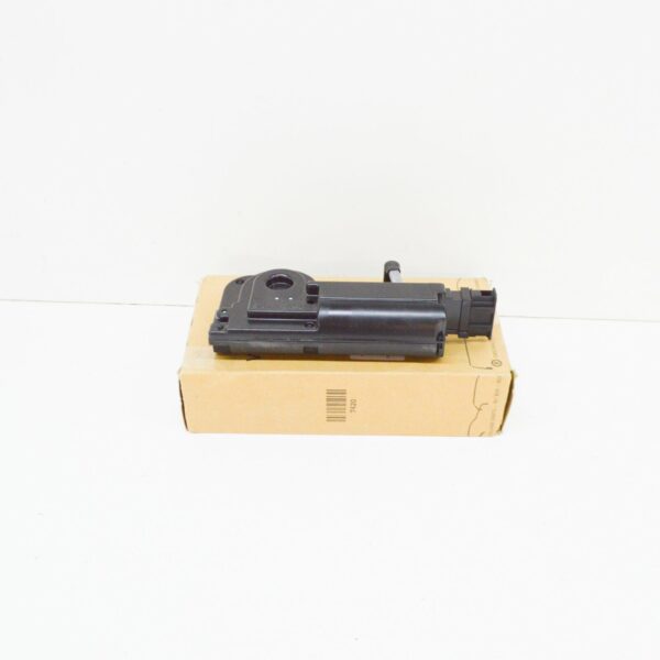 NEW VW TOUAREG 7L REAR STRIKER PLATE WITH MOTOR 7L0827511C - Image 2