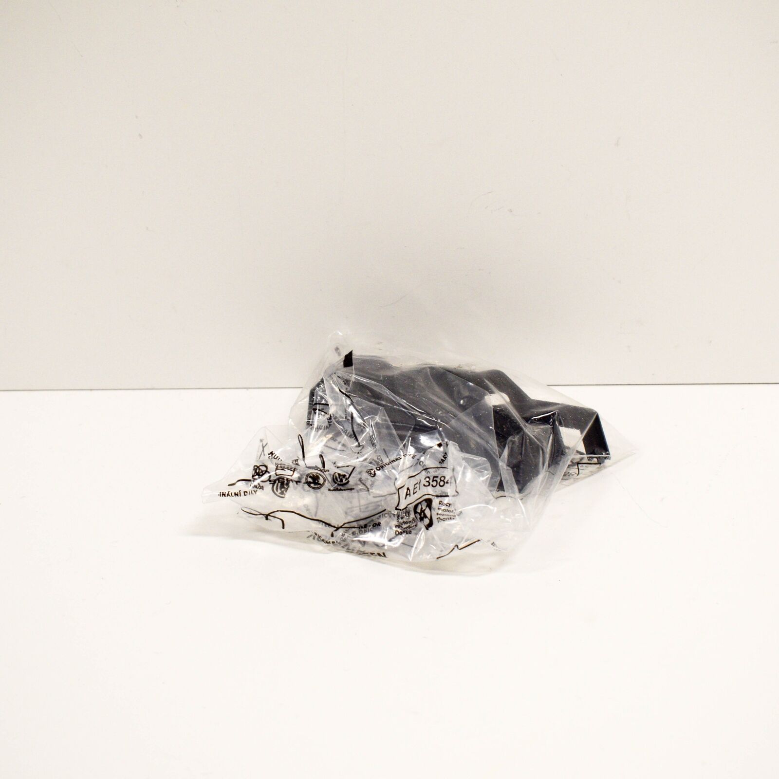 NEW AUDI A4 B8 FRONT BUMPER RIGHT SIDE GUIDE 8K0807284H ORIGINAL 2 NEW AUDI A4 B8 FRONT BUMPER RIGHT SIDE GUIDE 8K0807284H ORIGINAL - Image 2