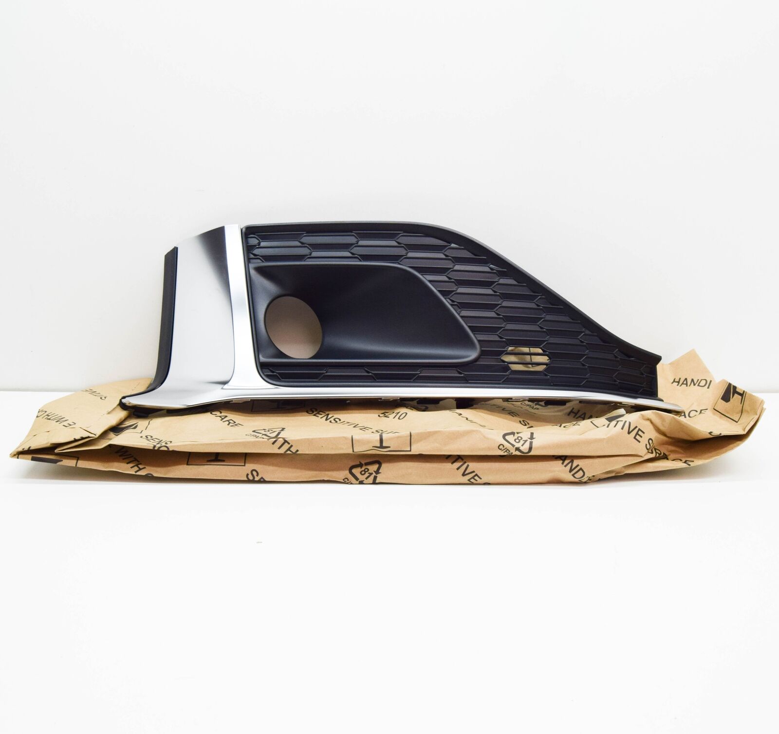 NEW AUDI A5 SPORTBACK F5 FRONT RIGHT AIR GUIDE GRILLE 8W6807682S3Q7 ORIGINAL 2 NEW AUDI A5 SPORTBACK F5 FRONT RIGHT AIR GUIDE GRILLE 8W6807682S3Q7 ORIGINAL - Image 2