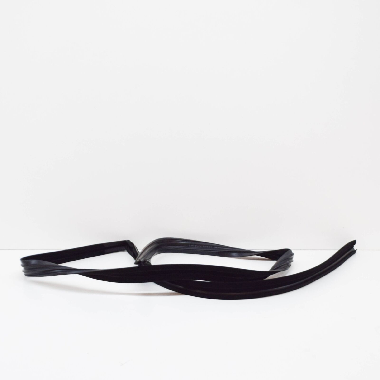 NEW BMW 3 COUPE E30 FRONT RIGHT ONE-PIECE WINDOW GUIDE 51321904782 ORIGINAL 2 NEW BMW 3 COUPE E30 FRONT RIGHT ONE-PIECE WINDOW GUIDE 51321904782 ORIGINAL - Image 2