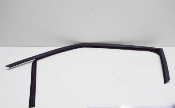 NEW AUDI A3 8P FRONT LEFT DOOR WINDOW GUIDE 8P3837439D ORIGINAL - Image 2