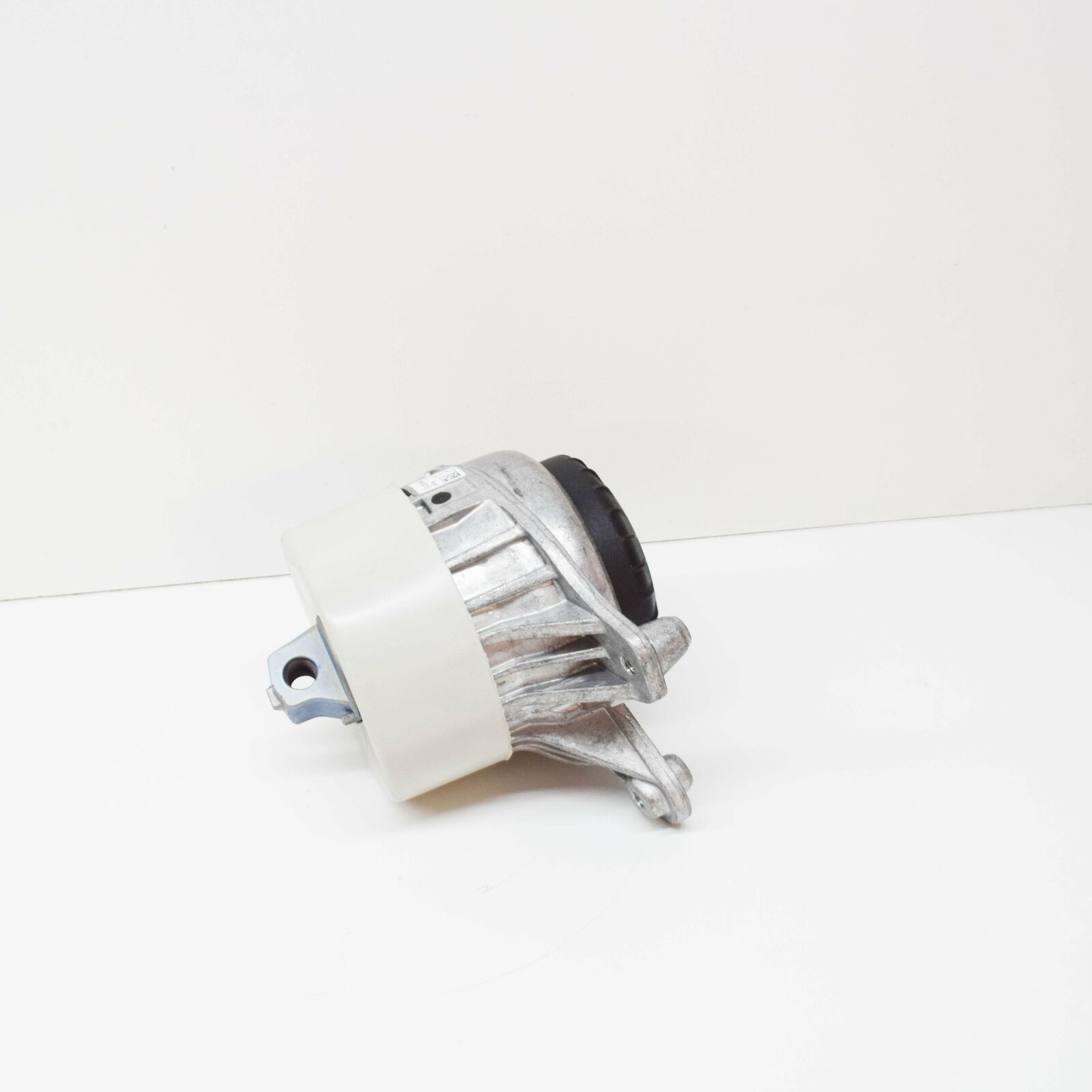 NEW MERCEDES-BENZ C-CLASS W205 ENGINE MOUNT A2052404600 ORIGINAL 2 NEW MERCEDES-BENZ C-CLASS W205 ENGINE MOUNT A2052404600 ORIGINAL - Image 2