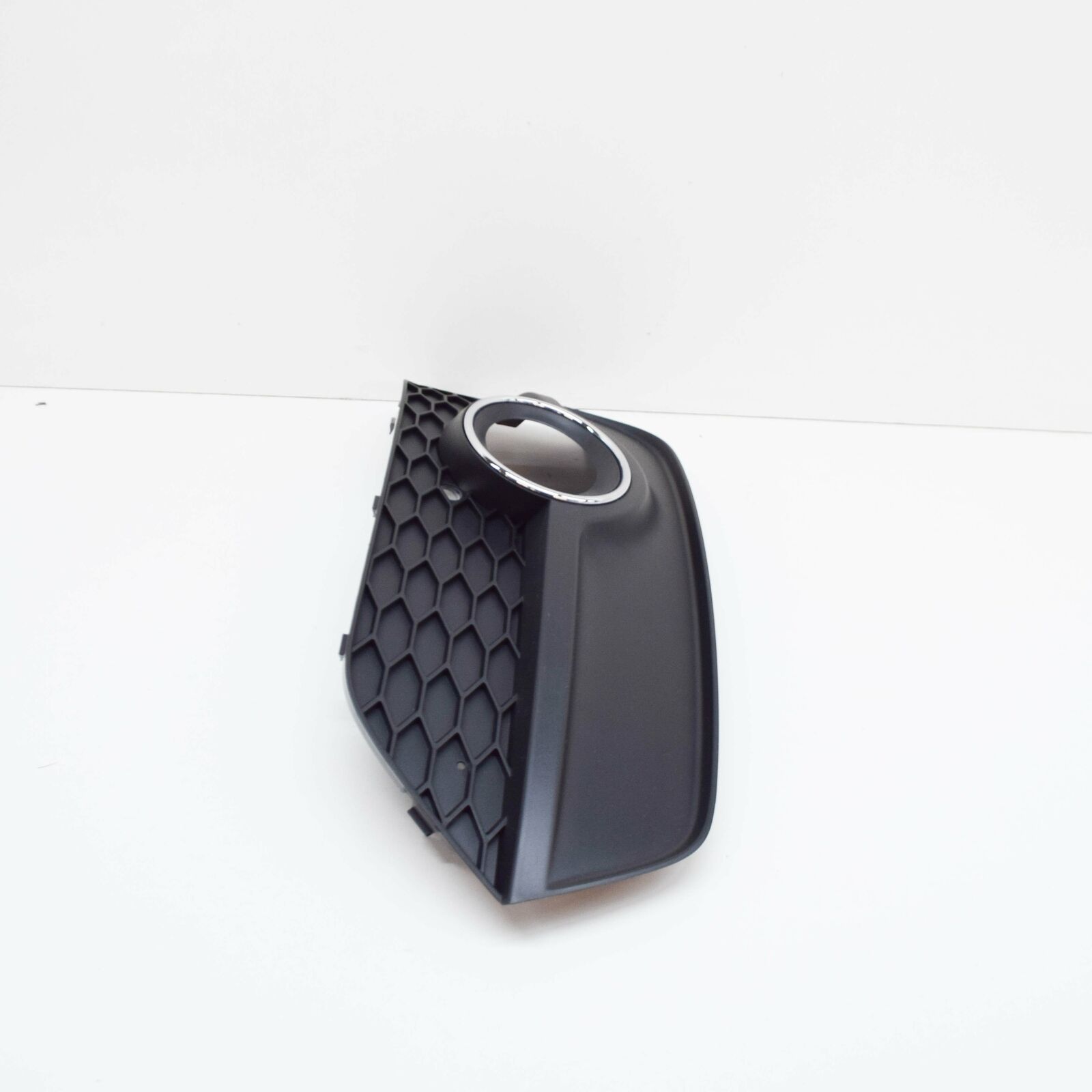 NEW AUDI Q3 8U FRONT BUMPER RIGHT FOG LIGHT GRILLE 8U0807682ESP9 3 NEW AUDI Q3 8U FRONT BUMPER RIGHT FOG LIGHT GRILLE 8U0807682ESP9 - Image 3