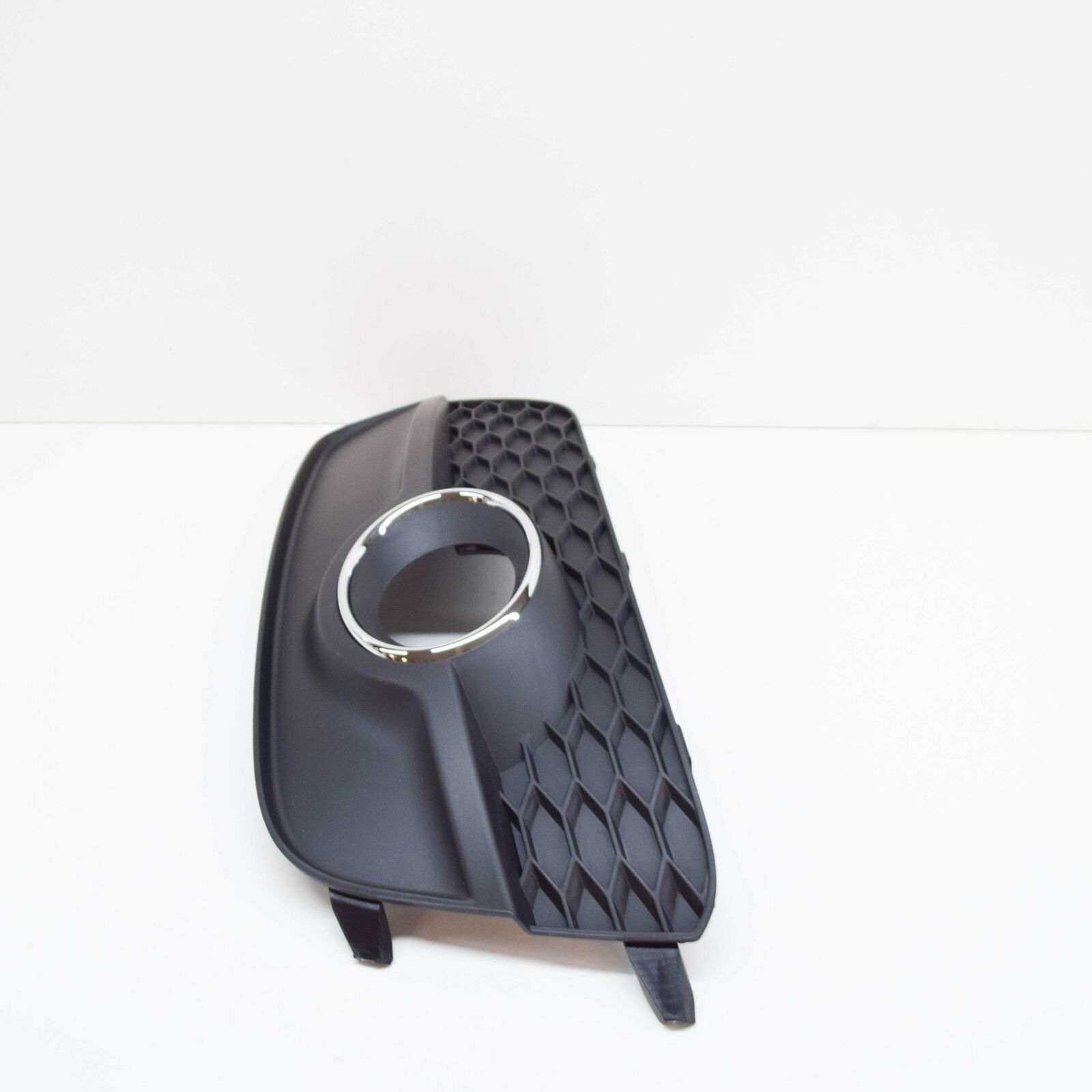 NEW AUDI Q3 8U FRONT BUMPER RIGHT FOG LIGHT GRILLE 8U0807682ESP9 4 NEW AUDI Q3 8U FRONT BUMPER RIGHT FOG LIGHT GRILLE 8U0807682ESP9 - Image 4