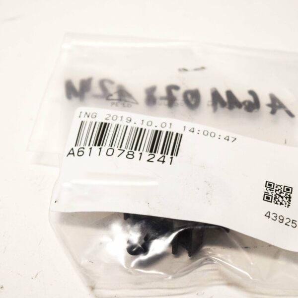 NEW MB C-CLASS W203 FUEL PIPE RETAINING CLIP A6110781241 ORIGINAL - Image 3