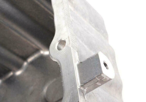 NEW VOLKSWAGEN SCIROCCO MK3 ENGINE OIL SUMP 06F103601J ORIGINAL - Image 3