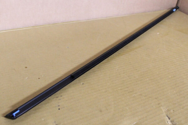 NEW MERCEDES-BENZ B W246 REAR RIGHT DOOR WINDOW TRIM STRIP A2467350482 ORIGINAL - Image 3