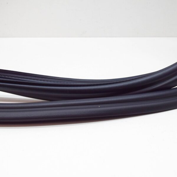 NEW VW GOLF VII VARIANT BA5, BV5 BOOTLID SEAL RUBBER 5G6827705E ORIGINAL - Image 3