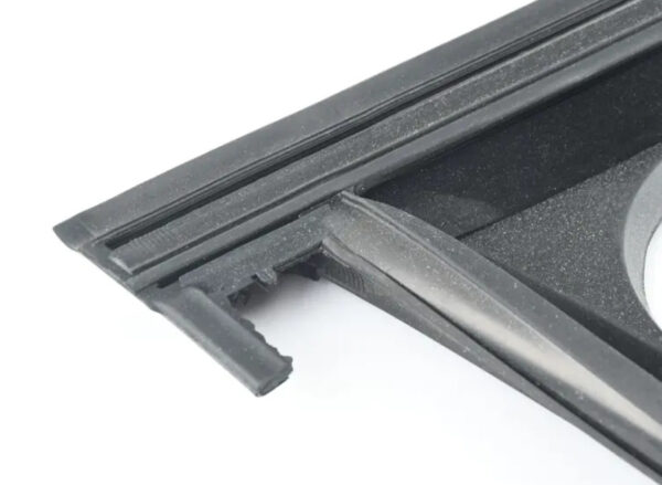 NEW VOLKSWAGEN PASSAT B7 FRONT RIGHT DOOR WINDOW GUIDE 3C4837432F5AP ORIGINAL - Image 3