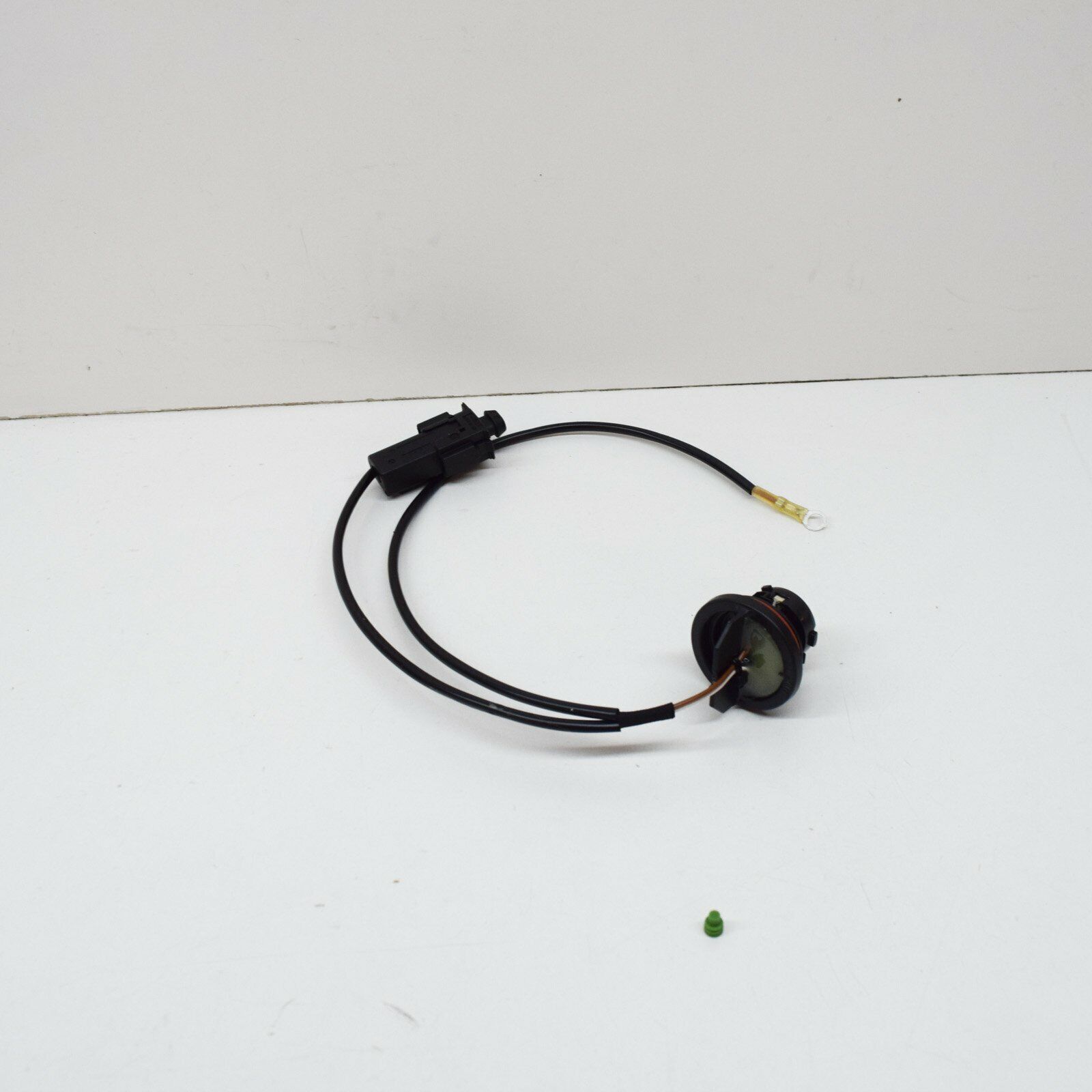 NEW MERCEDES-BENZ C-CLASS W203 FRONT INDICATOR BULB HOLDER A2038260182 3 NEW MERCEDES-BENZ C-CLASS W203 FRONT INDICATOR BULB HOLDER A2038260182 - Image 3