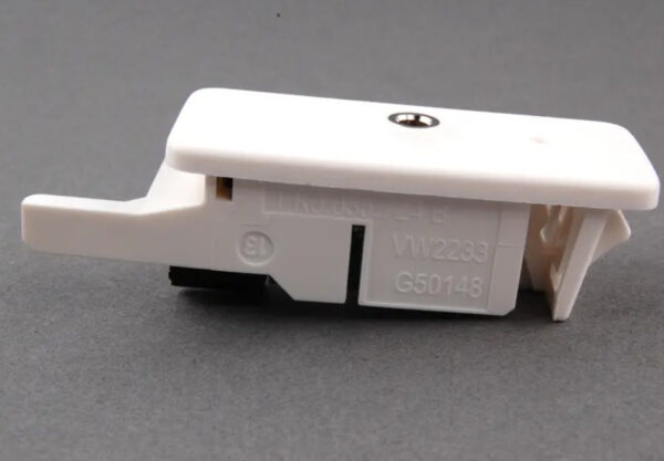 NEW VOLKSWAGEN GOLF 1K MK5 AUX IN-SOCKET 1K0035724B ORIGINAL - Image 3