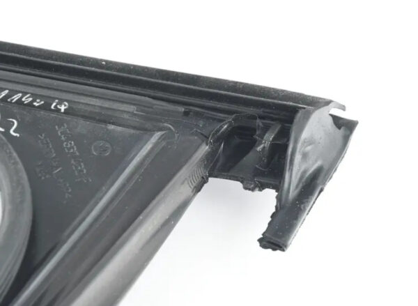 NEW VOLKSWAGEN PASSAT B7 FRONT RIGHT DOOR WINDOW GUIDE 3C4837432F5AP ORIGINAL - Image 4