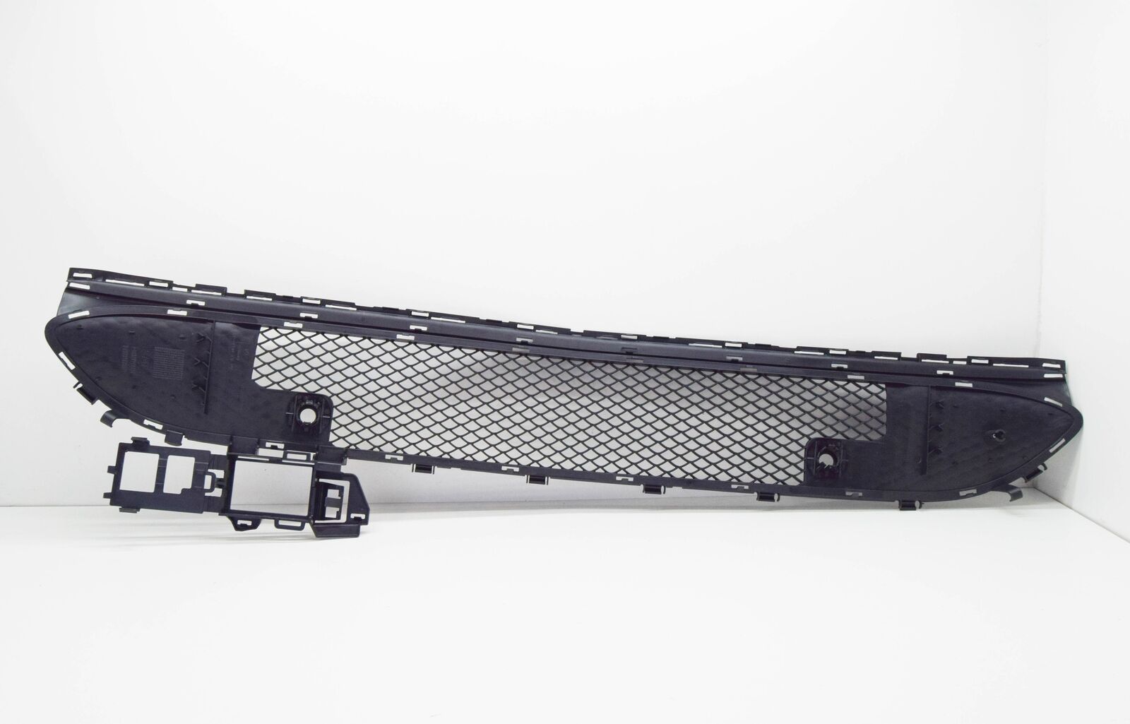 NEW MERCEDES-BENZ CLA COUPE C117 FRONT BUMPER LOWER GRILLE A1178801500 ORIGINAL 4 NEW MERCEDES-BENZ CLA COUPE C117 FRONT BUMPER LOWER GRILLE A1178801500 ORIGINAL - Image 4