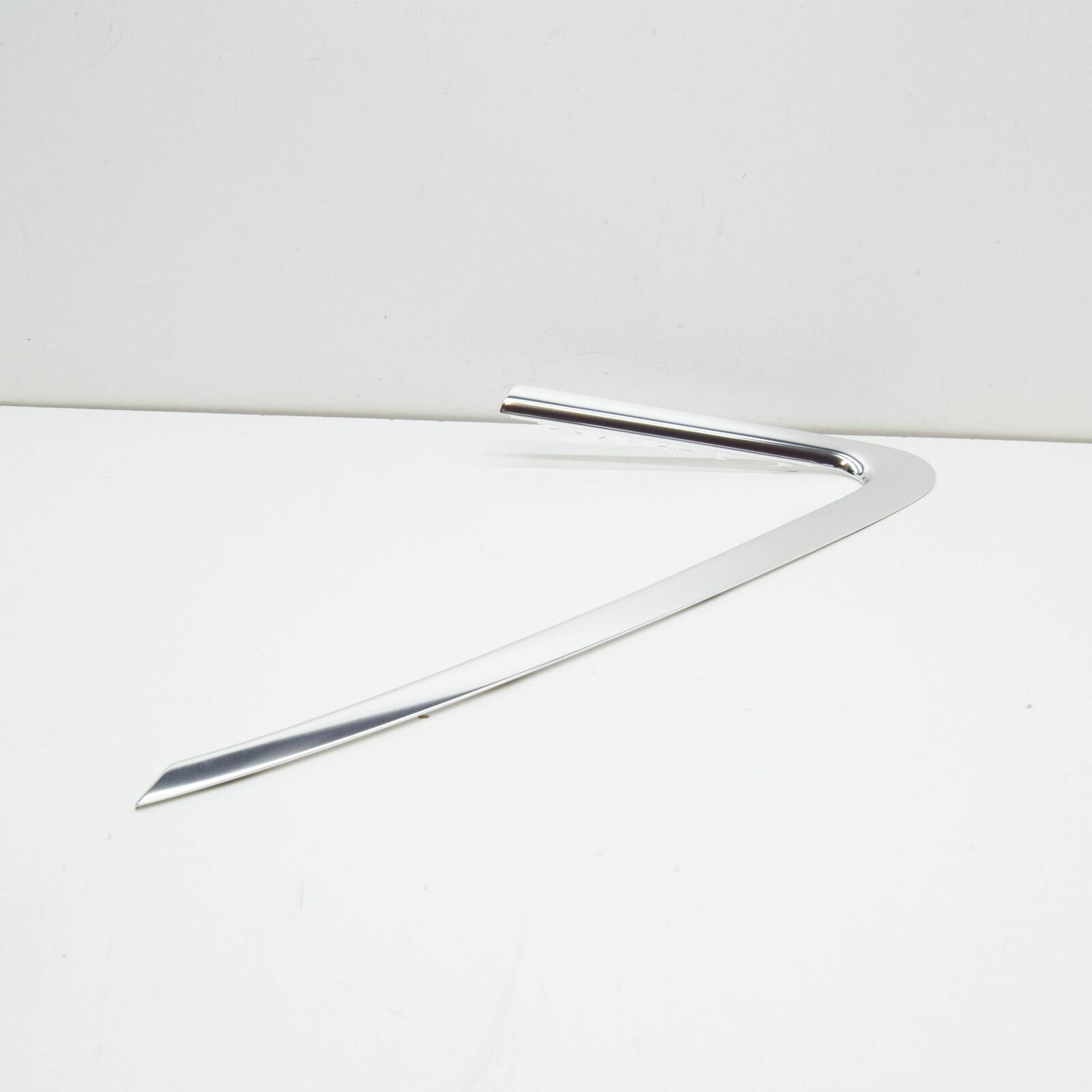 NEW AUDI A4 B9 REAR RIGHT SIDE WINDOW TRIM STRIP 8W58533462ZZ ORIGINAL 4 NEW AUDI A4 B9 REAR RIGHT SIDE WINDOW TRIM STRIP 8W58533462ZZ ORIGINAL - Image 4