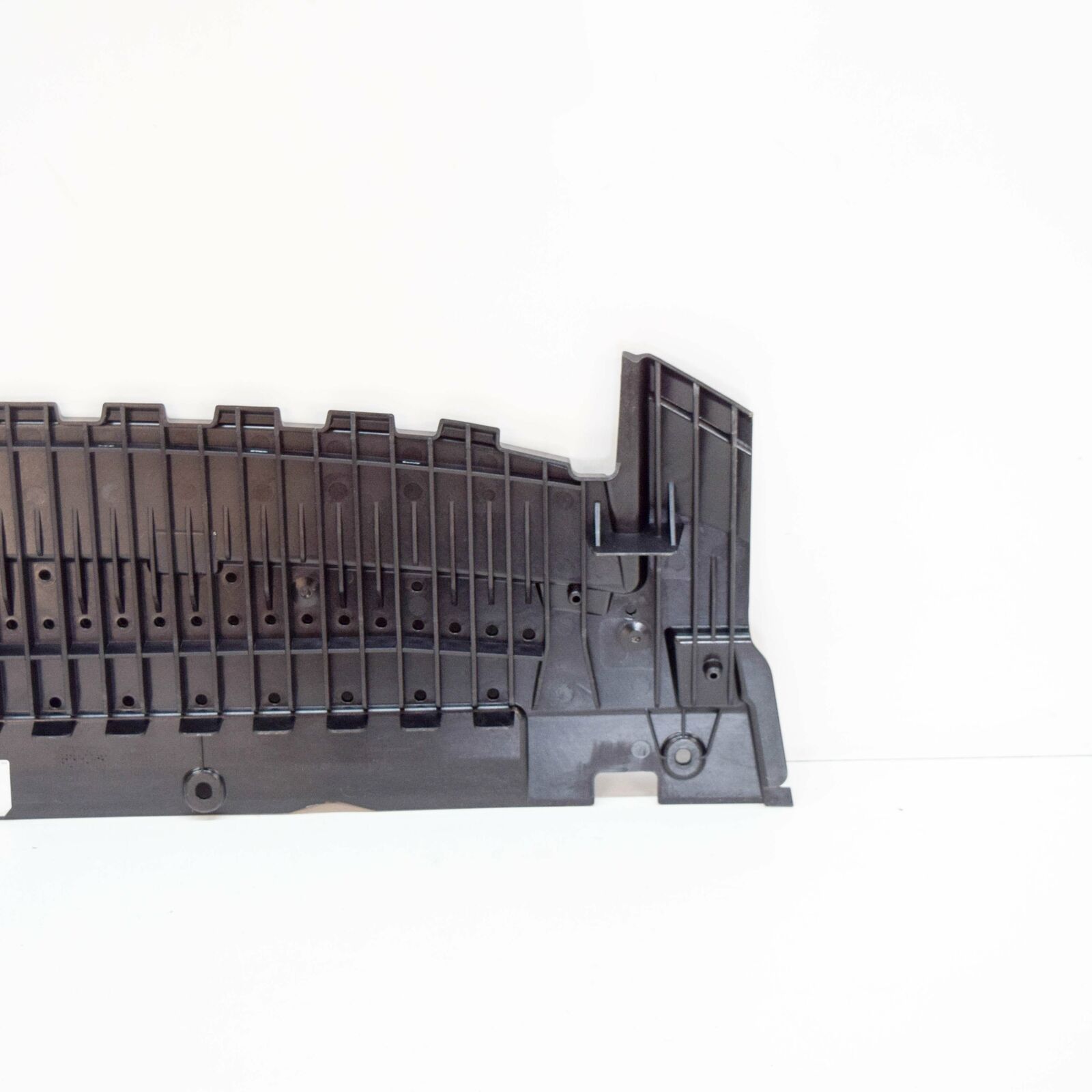 NEW AUDI A5 8T3 FRONT BUMPER LOWER CENTRE CLOSING ELEMENT 8T0807611C 6 NEW AUDI A5 8T3 FRONT BUMPER LOWER CENTRE CLOSING ELEMENT 8T0807611C - Image 6